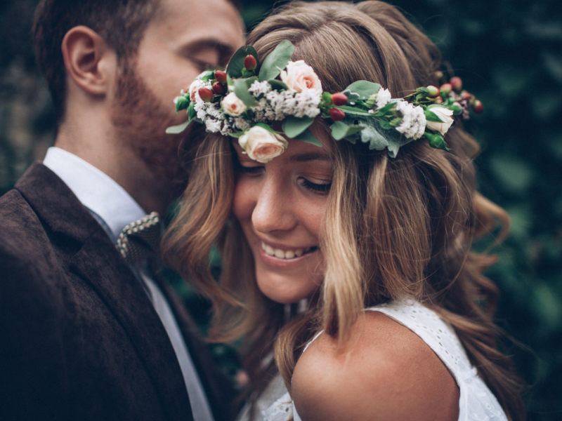 Schwedisches Brautpaar mit Blumenkranz