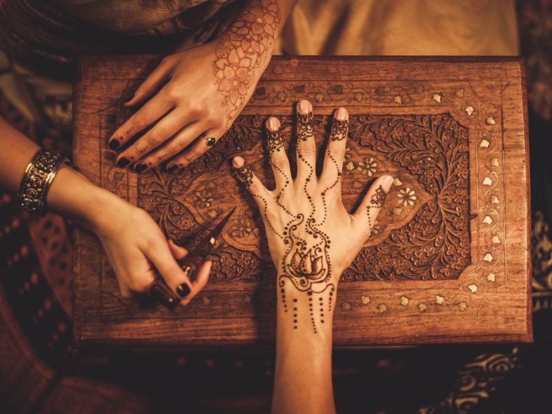 Henna-Bemalungen vor einer türkischen Hochzeitszeremonie