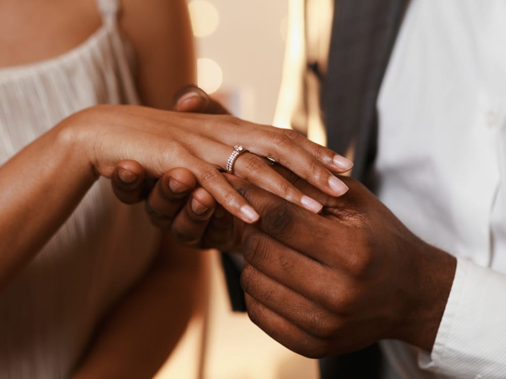 Verlobungsring an einer Hand